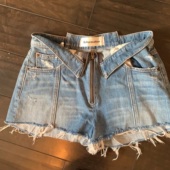 Reformation Fanny shorts 24 - Picture 2 of 4